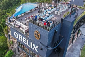 Obelix Sea View: Menikmati Sunset Berkelas di Atas Tebing Samudra