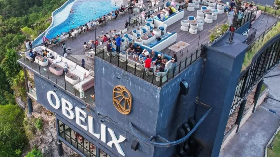 Obelix Sea View: Menikmati Sunset Berkelas di Atas Tebing Samudra
